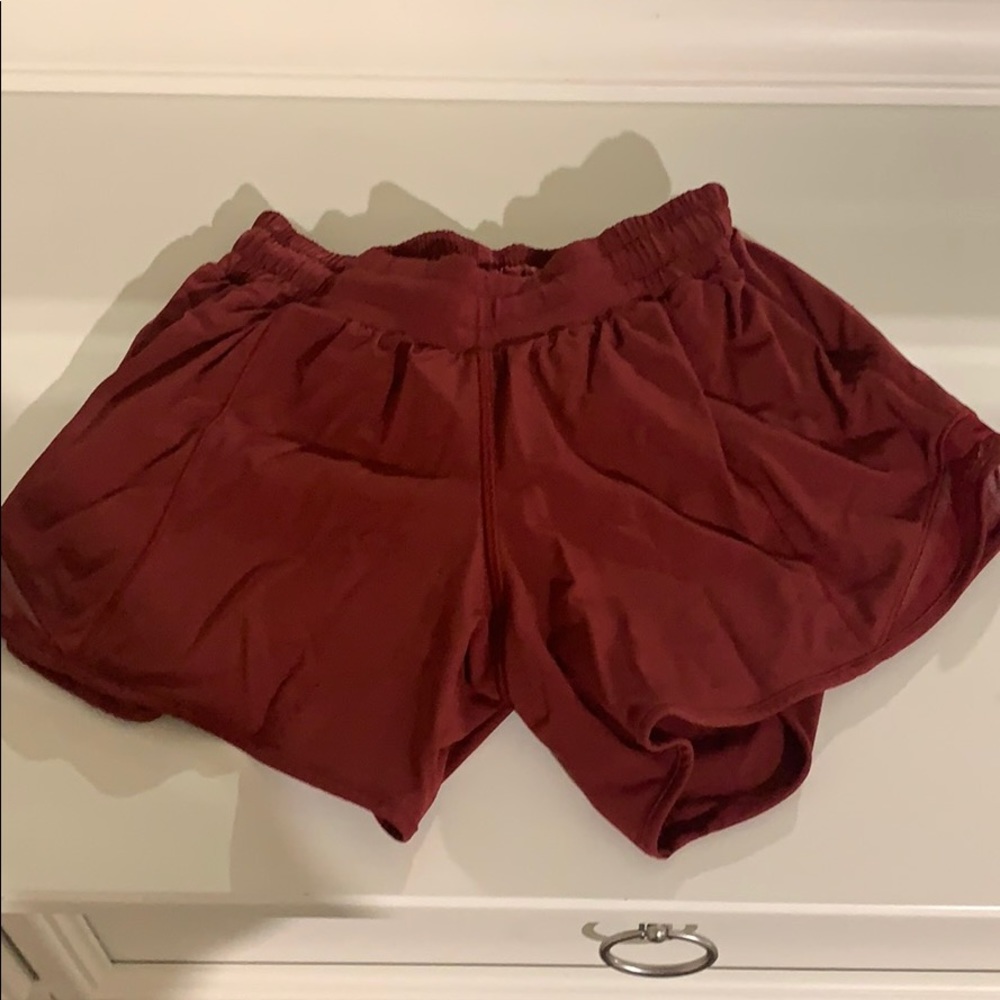 Lululemon size 4 hotty hot short long.